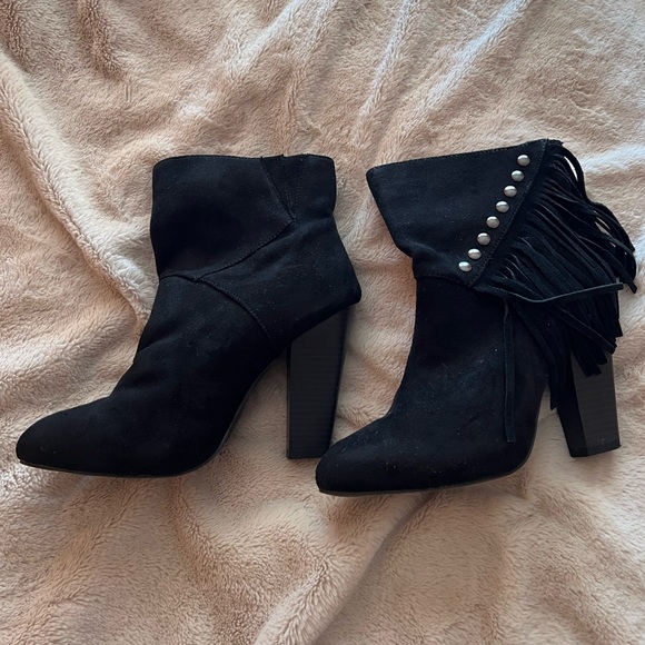 Size 7 - Picture 1 of 2